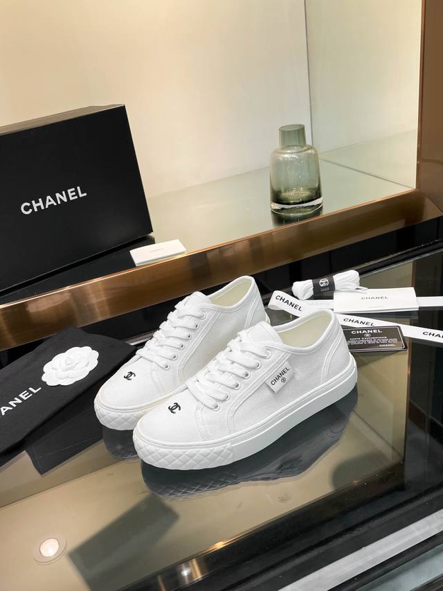 Chanel 2025Sf香奈儿 最新目前超级流行的饼干鞋，网红明星小红书狂追热推 发售蠢萌可爱的造型带了点复古味！ 造型特殊，很有辨识度， 显瘦显腿长，绝对实