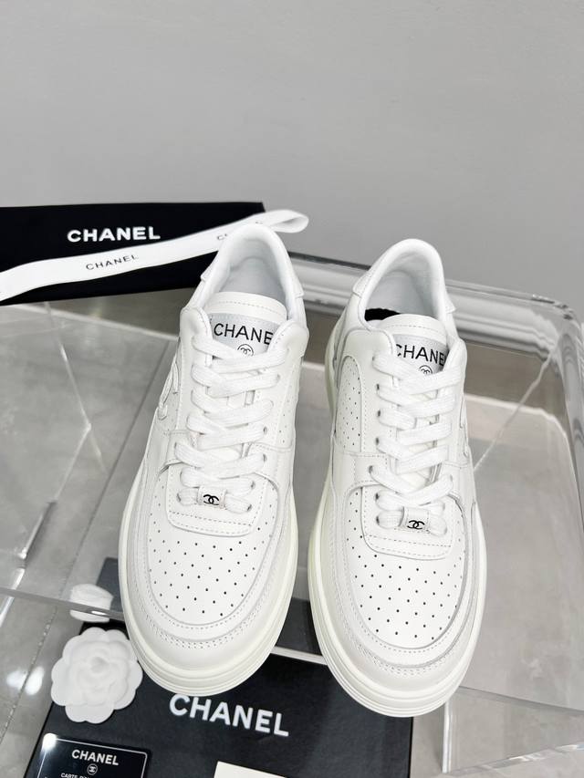 Chanel香奈儿25Sf最新款 全皮 熊猫配色 小白鞋 休闲 运动鞋 滑板鞋 原版购入开发 做货 小香 C家 专柜又一超级大爆款，网红博主小姐姐们的挚爱，社交