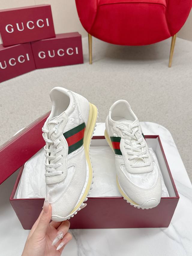 Gucci古驰2025最新春夏走秀款 运动鞋 阿甘鞋 超火的25秀款单品 出镜率超高 好多明星网红种草 经典的鞋型设计采用创新缝线工艺打造如水般的流动质感 上脚