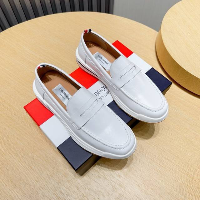 工厂P价 Thom Browne 汤姆 布朗 汤姆这个邪魅酷感的新锐品牌 让我们在这个夏天有了放松 时髦 个性的新选择 Tb白鞋风暴.鞋面采用原版头层小牛皮内里