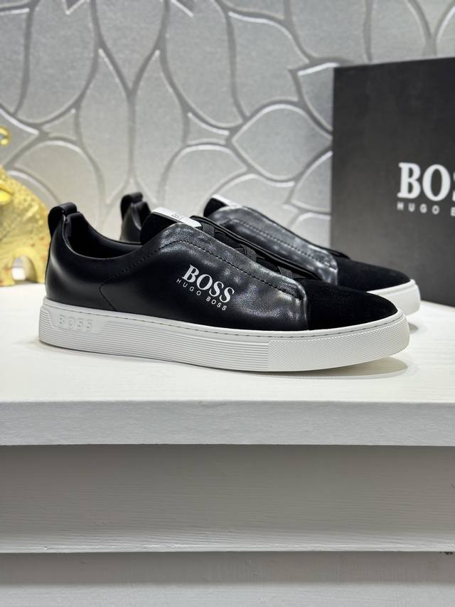 实价 男士精品 Boss 休闲男鞋，以经典的一脚蹬设计，成为永不落幕的时尚宠儿，经典的休闲造型。采用牛皮压纹，两边拉链设计，内里羊里品牌专用大底，橡胶耐磨超轻大