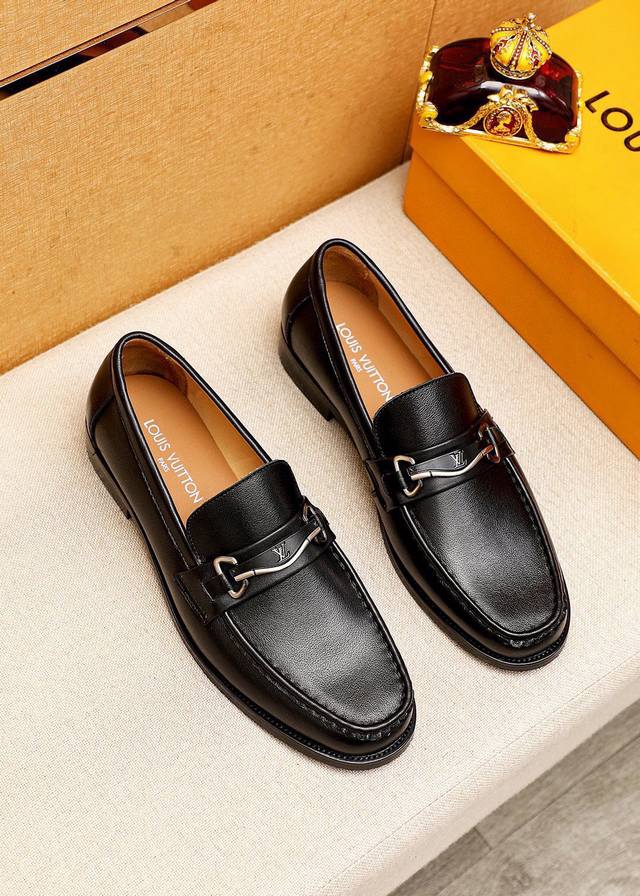 商品商标：Louis Vuitton 路易威登 休闲皮鞋 正码码数: 38-44 45.46订制 商品材料：精选 进口头层小牛皮鞋面+奢华五金扣，进口头层牛皮内