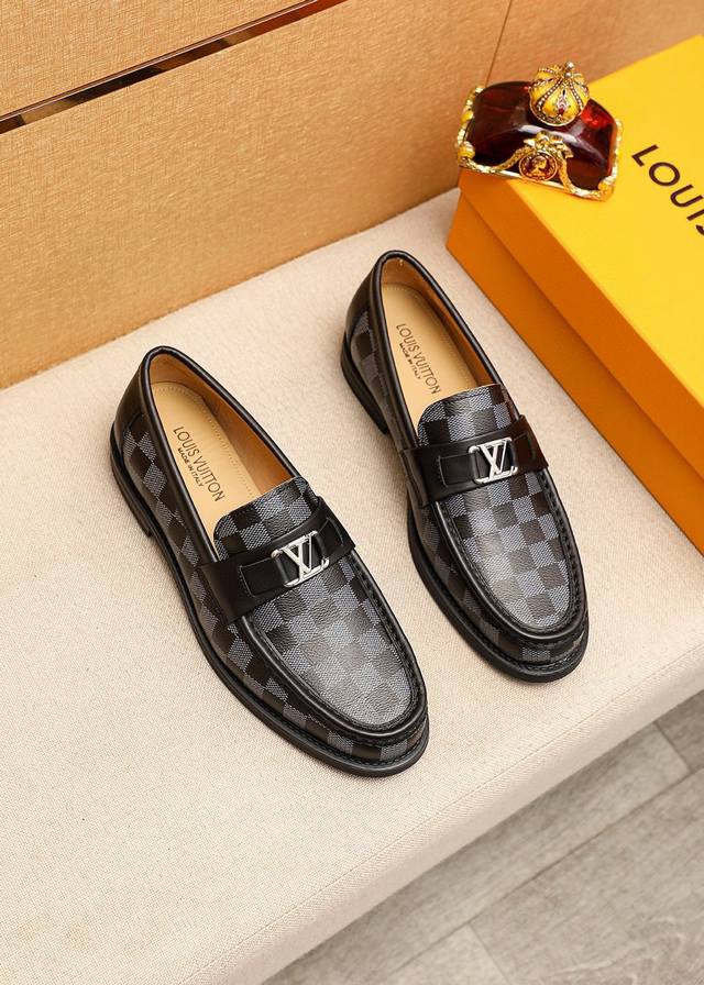 商品商标：Louis Vuitton 路易威登 休闲皮鞋 正码码数: 38-44 45.46订制 商品材料：精选 进口头层老花牛皮鞋面+奢华五金扣，进口头层牛皮