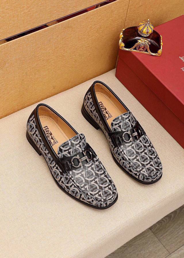 商品商标：Ferragamo 菲拉格慕 休闲皮鞋 正码码数: 38-44 45订制 商品材料：精选 进口头层小牛皮鞋面+奢华五金扣，进口水染牛皮内里。强烈立体视