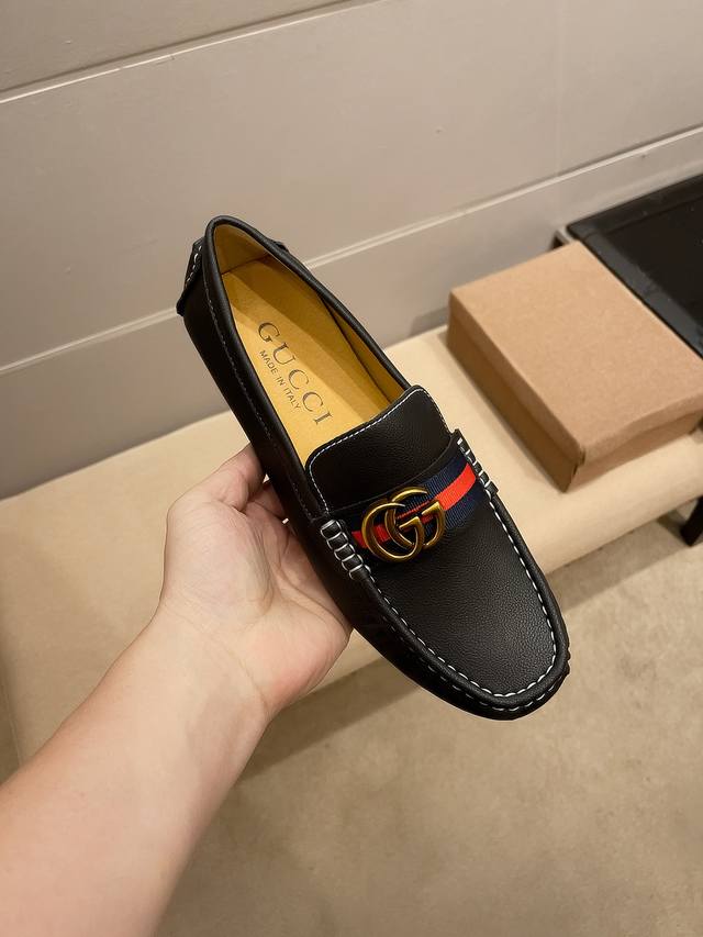 实价 古奇 官方旗舰店高品质精品男鞋。明星周杰伦同款，原单正品。采用进口原版牛皮面，羊里制作，法国殿堂级尊贵款售价9110瑞士法郎，法国巴黎时装周走秀款 ，一个