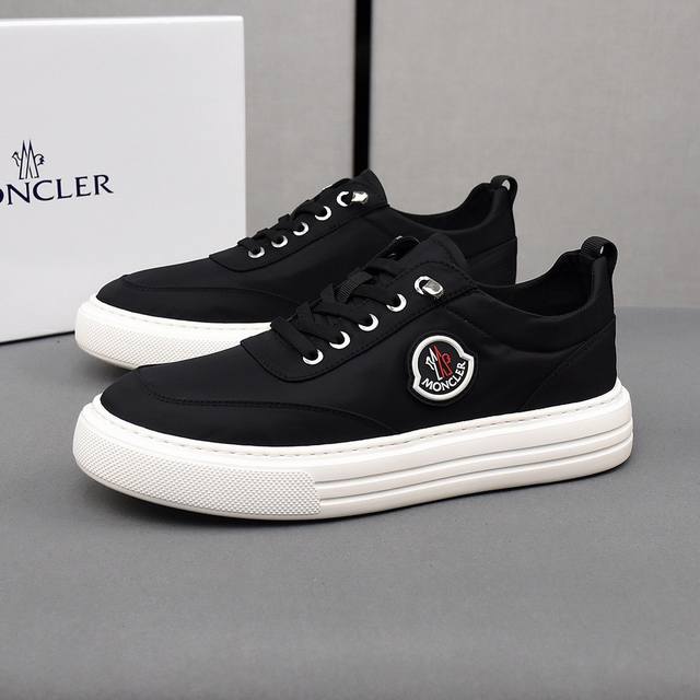 Moncler 蒙口 透气小布鞋，鞋面采用舒适透气布料，超轻软橡胶大底。男款39-44 38定做