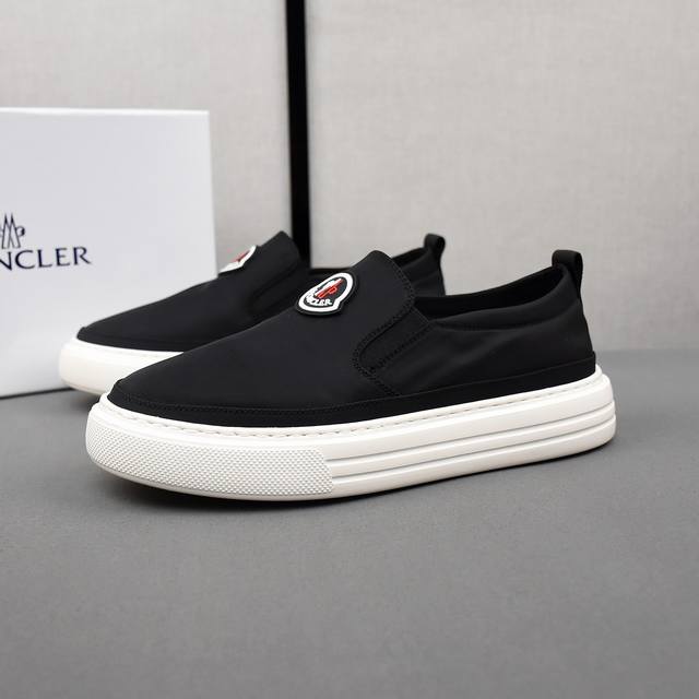 Moncler 蒙口 透气小布鞋，鞋面采用舒适透气布料，超轻软橡胶大底。男款39-44 38定做 。