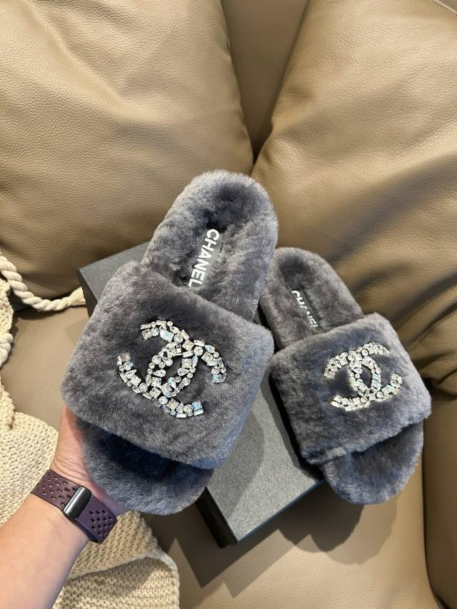 Chanel、羊皮毛一体毛拖、 顶级施华洛世奇水晶钻Logo 、鞋面内外羊皮毛一体、中底羊皮毛一体、Size：36-45