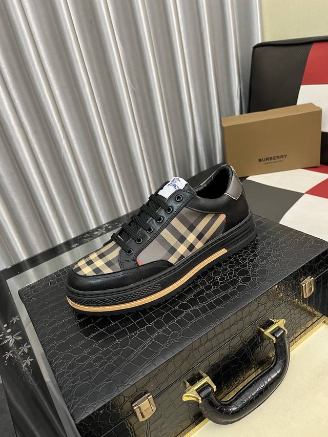 出厂价Pp： 巴宝莉* 最新爆款休闲鞋，顶端品牌 奢侈～代购，顶级～质量。 鞋面選用进口透气牛皮搭配布面材质透气羊皮垫脚 精细做工。原版个性时尚柔软橡膠耐磨大底