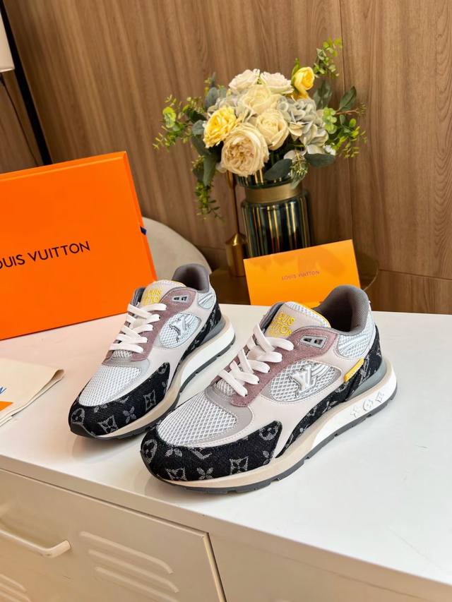 L家 顶级 -Size ：39-44 38，45.46定做 本款Run A Way运动鞋取材于进口网格面料和绒面牛皮。内里采用透气运动鞋专用网面 轻型微型底绽放