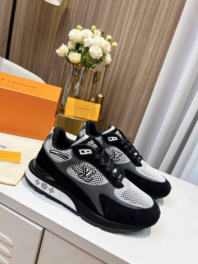 L家 顶级 -Size ：39-44 38，45.46定做 本款Run A Way运动鞋取材于进口网格面料和绒面牛皮。内里采用透气运动鞋专用网面 轻型微型底绽放