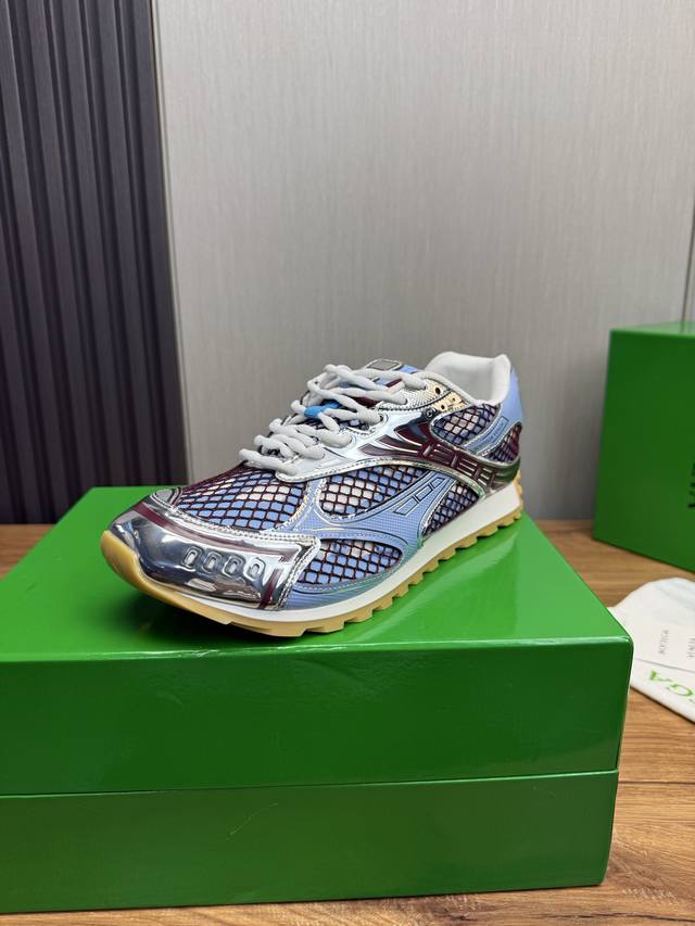 工厂P价 Bv顶级版本 Orbit运动鞋 王一博 同款 情侣款老爹鞋 Runner运动鞋，采用轻质科技网布面料。 搭配几何图案设计橡胶外底。 认准套包工艺高版本