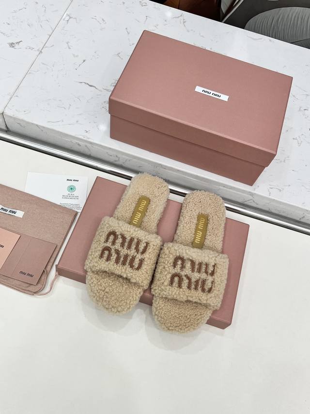 Miu Mi新款羊毛拖鞋 1:1开模秒杀市场一切版本欧美名媛明星、网红的大爱款 欧洲进口A级羊毛 与原版一致满鞋全部采用纯羊毛 鞋面和垫脚Logo采用混种羊皮