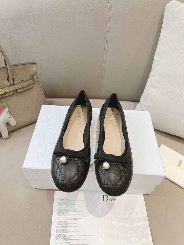 Dior 芭蕾鞋是二零二四早春系列新品，融入 Dior 高订元素重新诠释经典图案。采用白色绗缝牛皮革精心制作，饰以藤格纹图案，正面饰以精美的罗缎蝴蝶结，点缀以灵