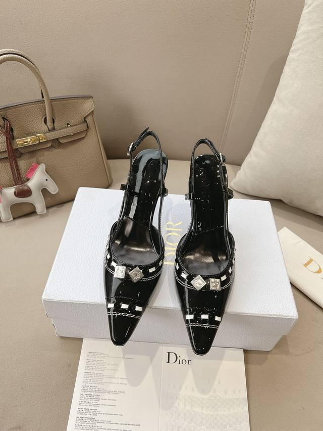 D* 4 春夏新品中古骰子 经典小圆头高跟鞋 延续D家永恒经典！这款鞋低调不失华丽 性感又不显张扬 鞋型是大家都爱的秀气款 非常非常显瘦 侧面整个弧度将脚部曲线