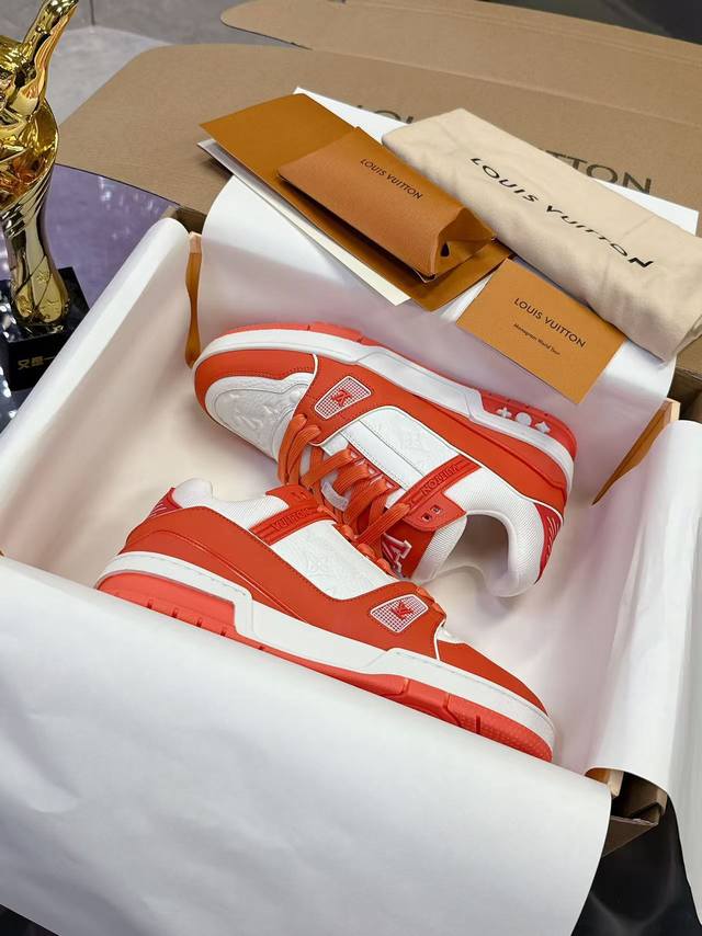 工厂P价P： Louis Vuitton 驴家的爆款！Trainer板鞋，每个人都必须入的款，绝不后悔！ 超级百搭高级！什么衣服都好搭。最主要是超耐看的。 顶级