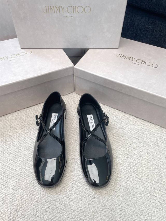 Jimmy Choo｜周仰杰25Ss平底单鞋 Jc家永恒经典之作 简约设计 满满的少女风 既摩登又复古的味道 鞋面采用原版定制漆皮 内里进口混种羊皮 码数：34