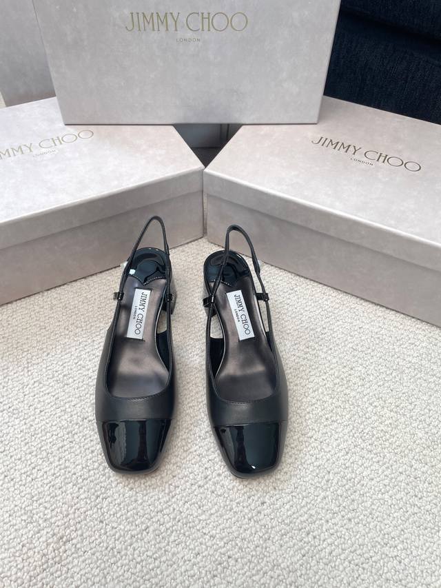 Jimmy Choo 25Ss春夏新款粗跟后空凉鞋！ 右侧带子处镶Jc标志珍珠，鞋面进口羊皮，内里垫脚羊皮 意大利真皮大底，跟高：4.5Cm 码数：35-39