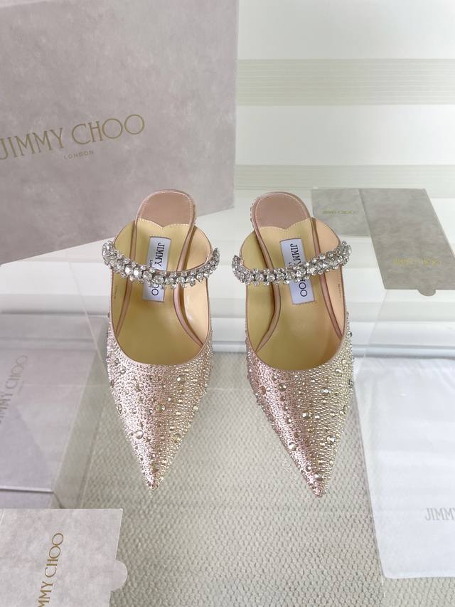 Jimmy Choo 吉米周经典钻石链条尖头水晶高跟拖鞋 超绝的水晶鞋 美到移不开视线 鞋型做的非常秀气 不会过分窄长 内部空间很足 让脚趾能足够的放松 水钻在