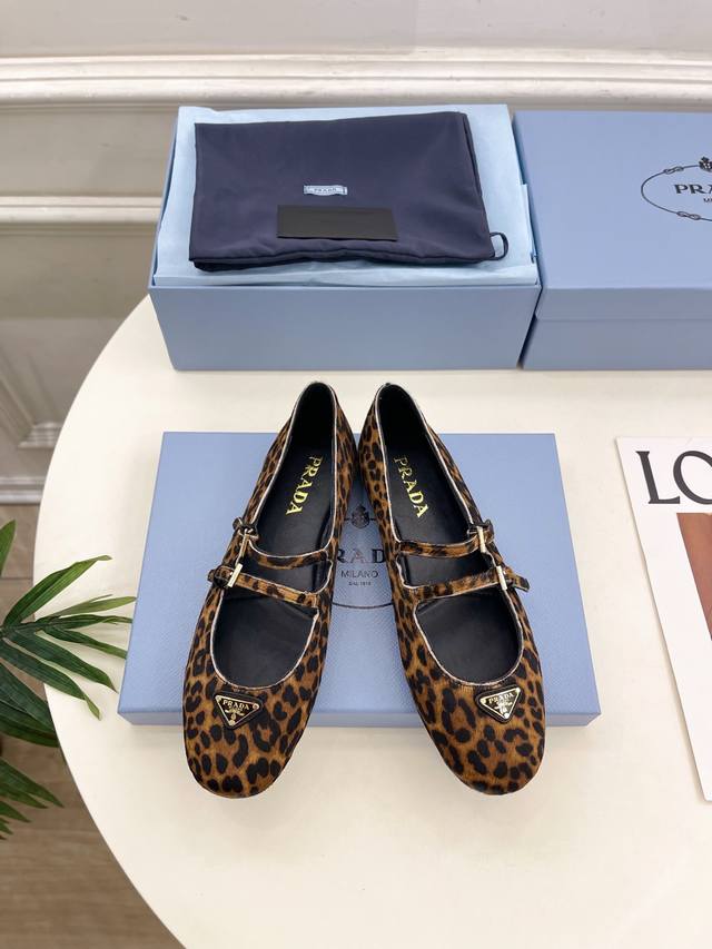 Prada 普拉达 25 专柜走秀款早春新款 经典三角标双扣带玛丽珍芭蕾鞋系列 鞋面：原版高定制豹纹马毛 皱漆皮 内里：进口水染羊皮 大底：原版开模防滑大底 跟