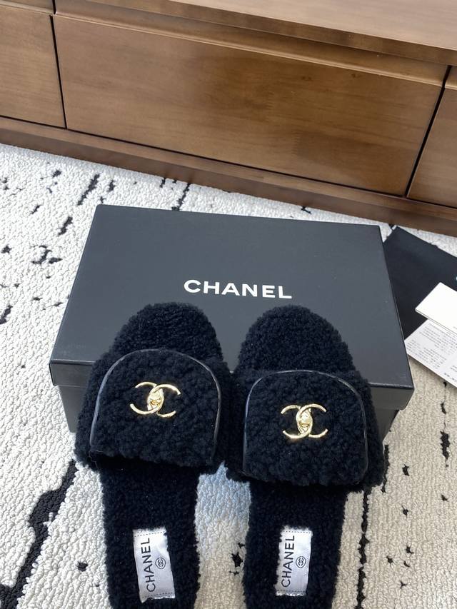 高版本 Chanel｜香奈儿小香25C秋冬新品 低跟圆头平底毛毛拖 满满的复古风 秀气的鞋型 看着就很讨喜 大大的鞋头 衬托脚也变得瘦瘦的 显得修长 经典书包五