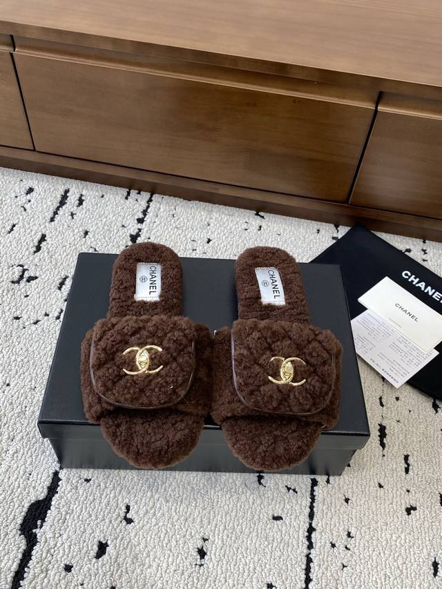高版本 Chanel｜香奈儿小香25C秋冬新品 低跟圆头平底毛毛拖 满满的复古风 秀气的鞋型 看着就很讨喜 大大的鞋头 衬托脚也变得瘦瘦的 显得修长 经典书包五