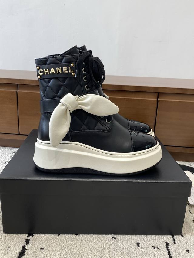 高版本 Chanel 2025S秋冬系列厚底高短靴，高筒和矮简两款分别用进囗牛皮打造，外增高度5Cm超显腿长， 靴简沿用了香奈儿的经典菱格纹，加上今年特别流行的