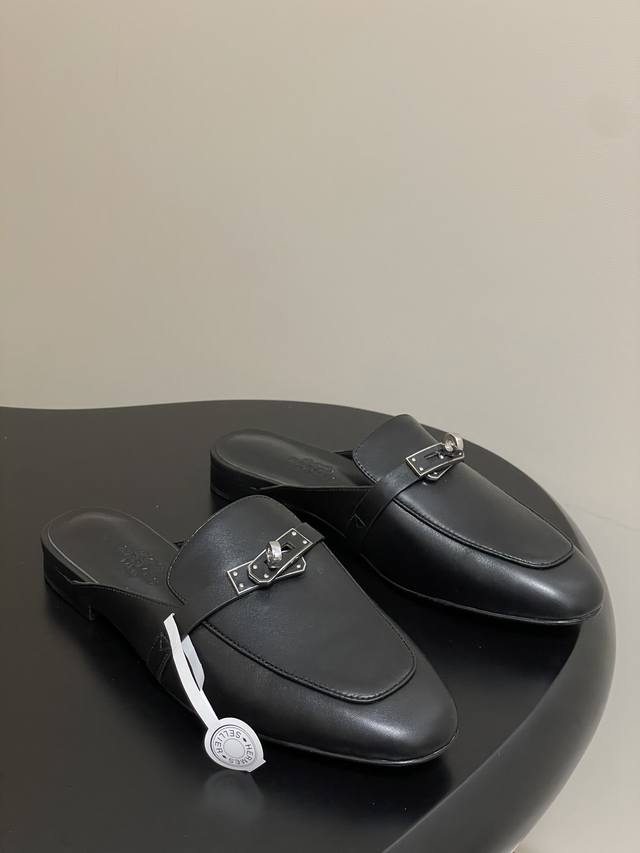 顶级品质 配高档飞机盒 Hermes 爱马仕 H家 25Ss新色扣版面 Oz穆勒鞋经典Kelly扣包头半拖鞋 H经典半拖 小牛皮穆勒鞋，搭配标志性亮面黑色Pvd