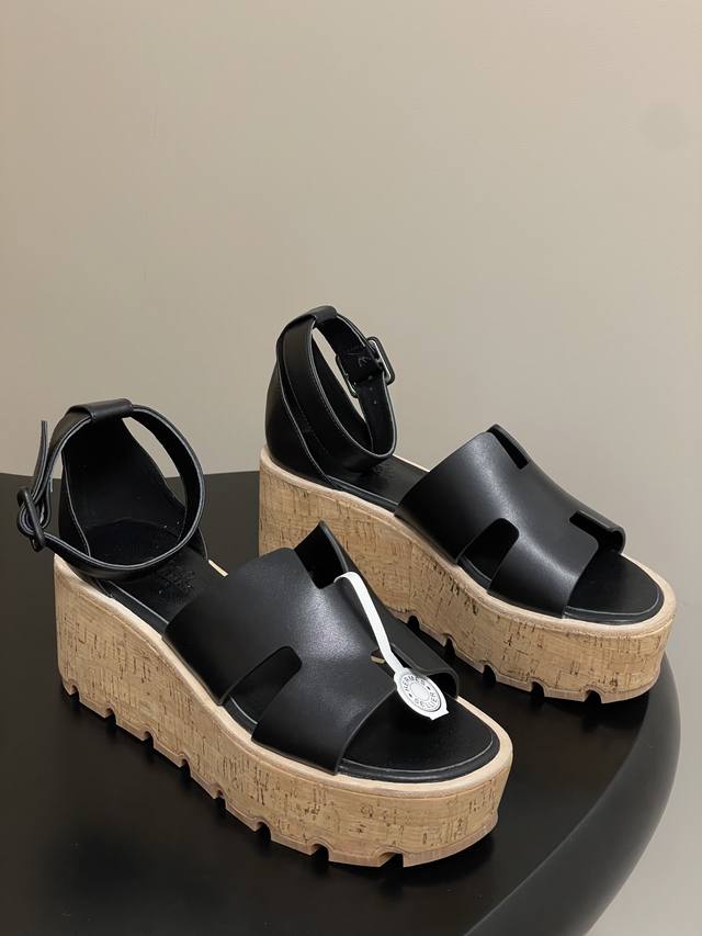 顶级品质 配高档飞机盒 Hermes 爱马仕 H家 Luce 30凉鞋系列 厚底坡跟凉鞋 经典“H”型鞋面防水台高跟凉鞋 牛皮革凉鞋，经典“H”型鞋面，搭配轻盈