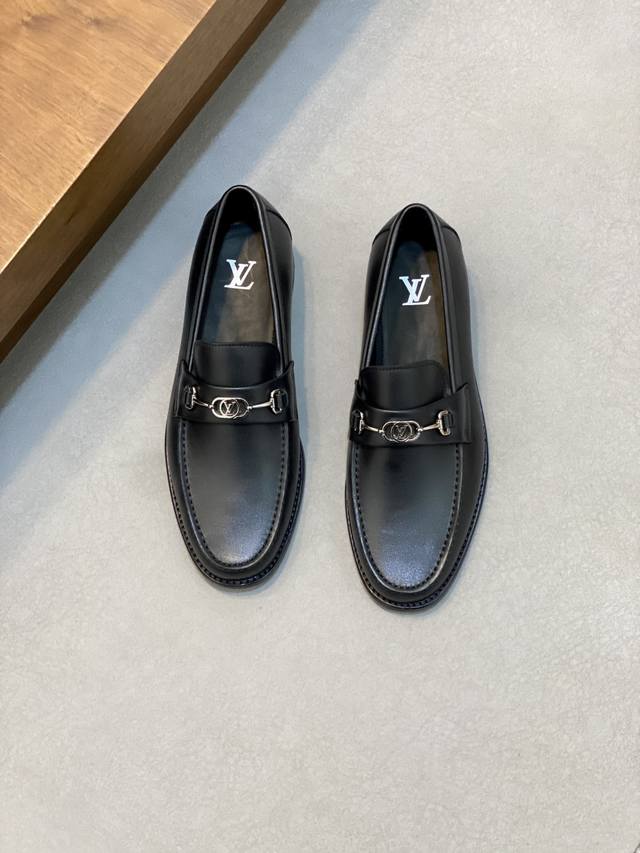 Lv Glove 一脚蹬乐福鞋 莞产顶级精品，现货发售！ 这款Lv Glove 乐福鞋采用精选柔软水晶羊皮革制成，肌理感微皱皮面，很高级的纹理感，每一双都是独一