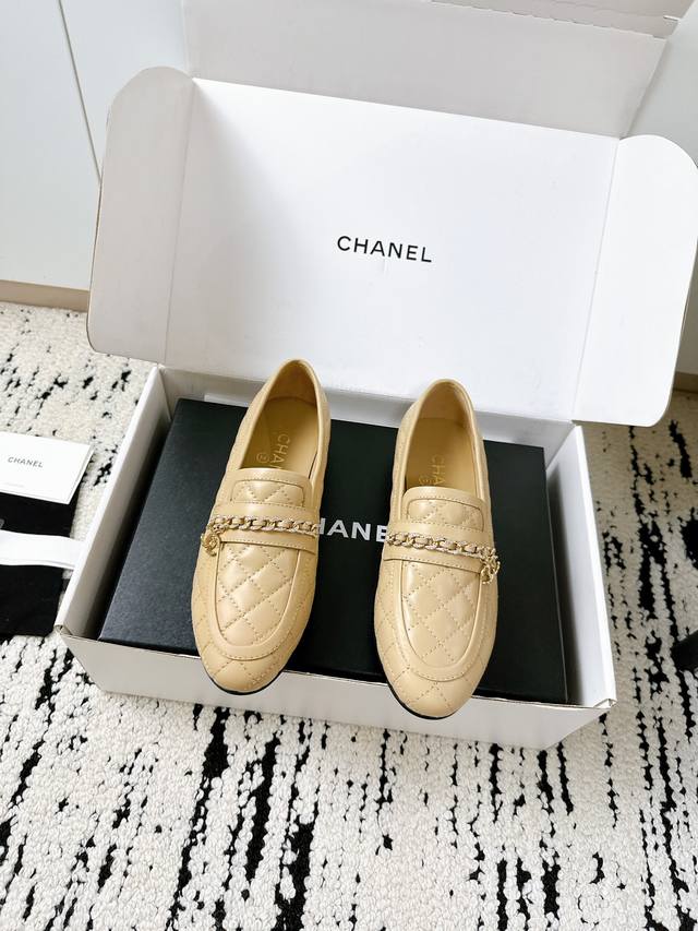 Chanel香奈儿25 A乐福鞋也太懂女生了吧！！ 官网最新款直接拿下～经典菱格刺绣超有质感，扣带居然藏着钻石链条，走路都带闪！双C钻扣一整个显贵住，低头看脚都