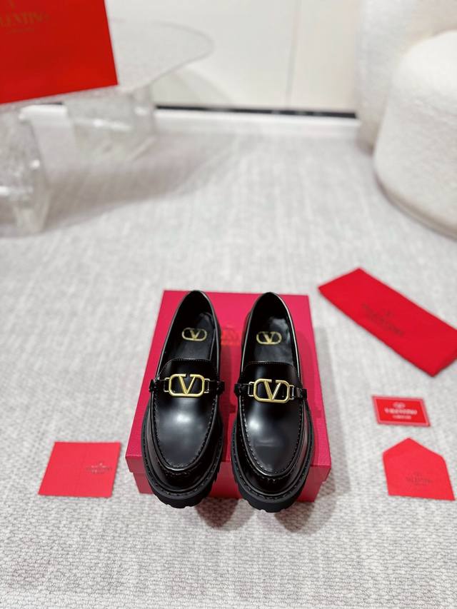 工厂P价 Valentino.华伦天奴专柜最新系列V家火铆爆钉金属元素单鞋. 上脚大气奢华艳丽. 细节完美. 精致耐看. 可任意配搭春夏秋美饰服丽. 面料:原版