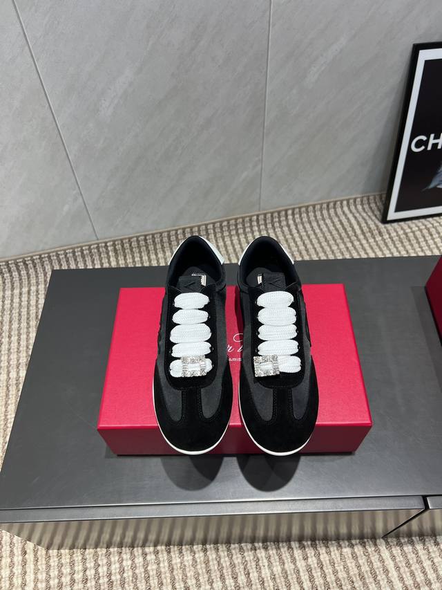 女装女鞋 运动原单 独家顶级版本 Roge*Vivie*2025Vs早秋新款休闲鞋系列 圆头电绣休闲鞋 Rv源于法国巴黎时尚设计品牌 经典单鞋系列 Rv是追求的