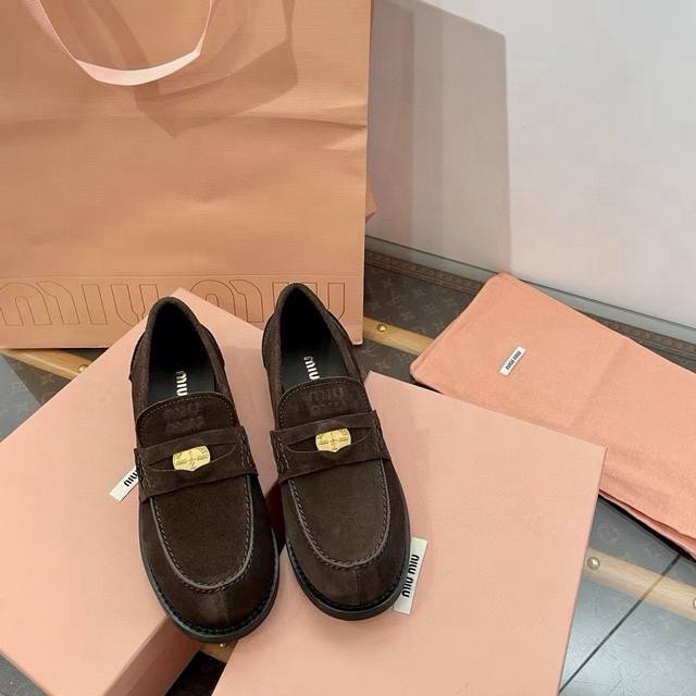 工厂P价 女装女鞋 运动原单定制特殊材料颜色工艺+20 Miu Miu 硬币鞋25Ss 官网最新配色缪缪春夏新款 方圆头 乐福鞋 上世纪50年代，乐福鞋搭配制服