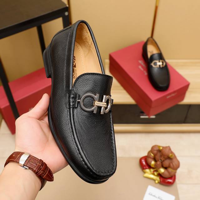 调工厂P价 男装男鞋 运动原单 商品商标：Ferragamo 菲拉格慕 皮鞋 正码码数: 38-44 商品材料：精选 头层牛皮鞋面，进口牛皮内里。原版大底