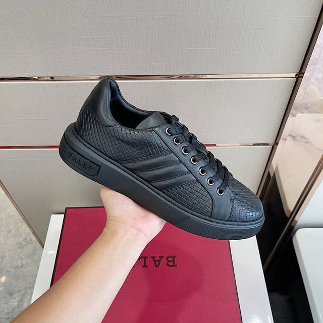调工厂P价 男装男鞋 运动原单 Bally.巴利 官网款同步码数：38-44码。 新品夏季新品。 材料选用牛皮搭配独特线条元素设计。搭配羊皮内里，Bally原版