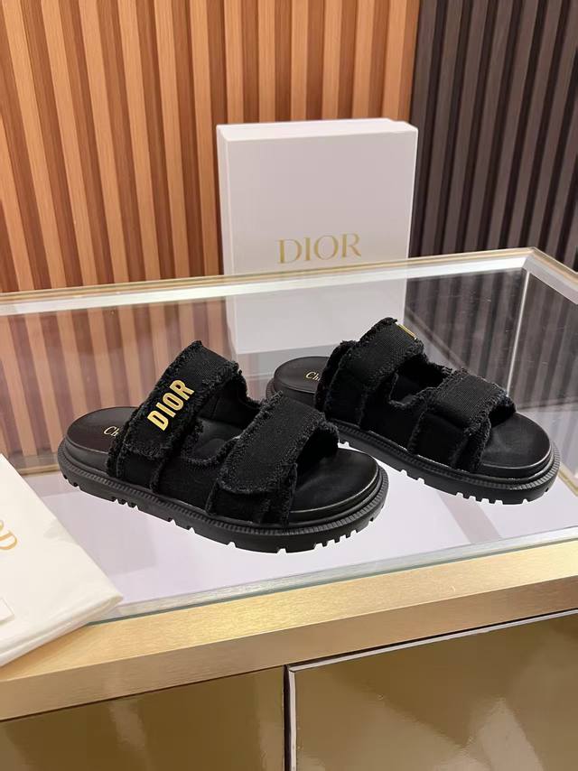 工厂P价 女装女鞋 运动原单。Dior经典帆布爆款凉拖 踏入Dior拖鞋的时尚领地，邂逅优雅与舒适的极致融合。鞋面以精湛刺绣工艺，镌刻着Christian Di