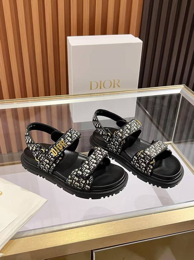 工厂P价 女装女鞋 运动原单。Dior帆布爆款凉拖 踏入Dior拖鞋的时尚领地，邂逅优雅与舒适的极致融合。鞋面以精湛刺绣工艺，镌刻着Christian Dior