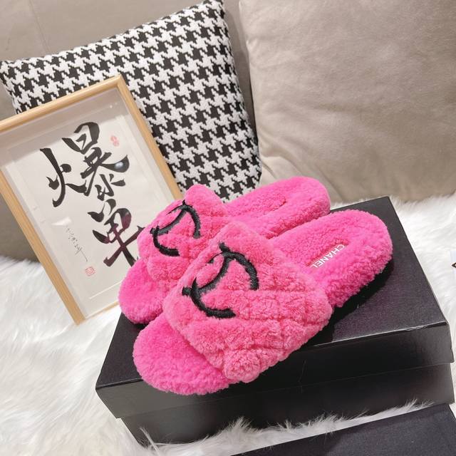 工厂P价 女装女鞋 运动原单 官网同步最新款 方格3D立体电绣款 香奈儿 秋冬款懒人时尚、优闲风系列潮款香香毛拖，只做真皮毛，专柜品质 1:面料：真皮羊羔毛 2