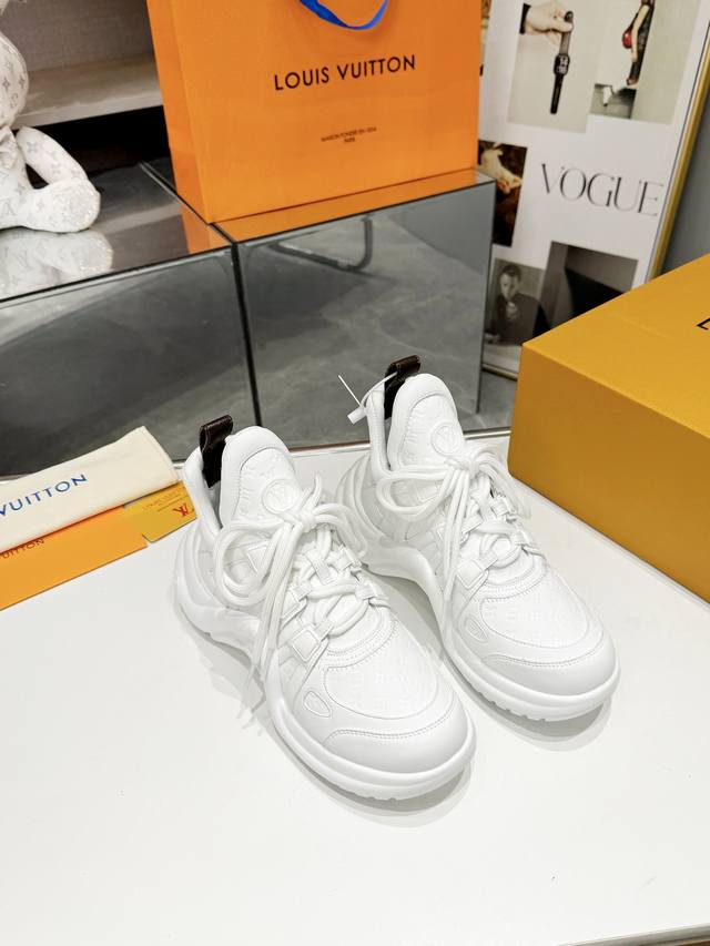 工厂P价 女装女鞋 运动原单 春款新品上市 Louis Vuitton 超级百搭瘦腿神器弓底设计活力十足，新的经典彩色老花搭配彩色的扣子，上脚舒适优雅 面料：丝