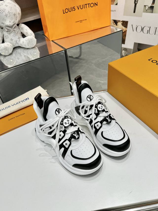 工厂P价 女装女鞋 运动原单 春款新品上市 Louis Vuitton 超级百搭瘦腿神器弓底设计活力十足，新的经典彩色老花搭配彩色的扣子，上脚舒适优雅 面料：丝