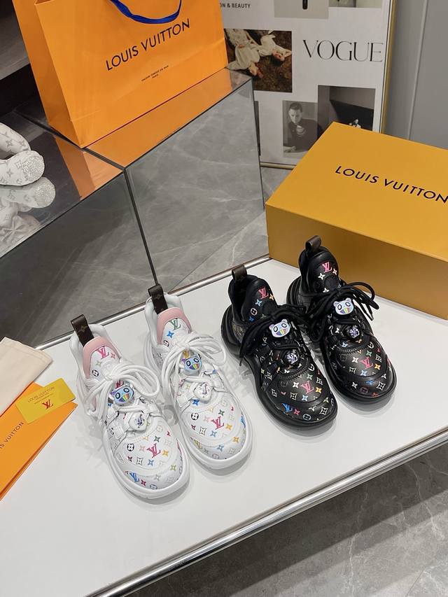 工厂P价 女装女鞋 运动原单 2630春款新品上市 Louis Vuitton 超级百搭瘦腿神器弓底设计活力十足，新的经典彩色老花搭配彩色的扣子，上脚舒适优雅