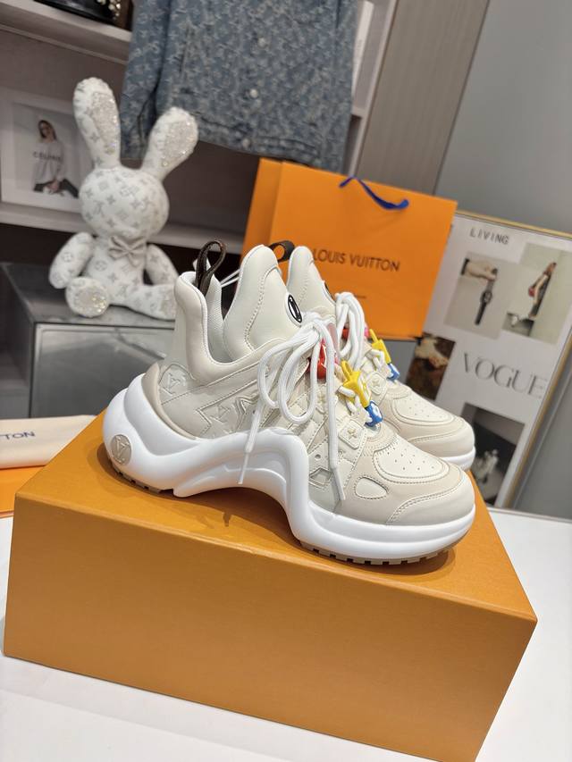 工厂P价 女装女鞋 运动原单 2630春款新品上市 Louis Vuitton 超级百搭瘦腿神器弓底设计活力十足，新的经典彩色老花搭配彩色的扣子，上脚舒适优雅