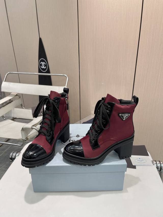 工厂P价 女装女鞋 运动原单 **Prada秋冬王炸短靴｜8.5Cm高跟穿出超模腿！明星网红同款，舒适到尖叫！** ** 为什么这双Prada短靴一上架就卖爆？
