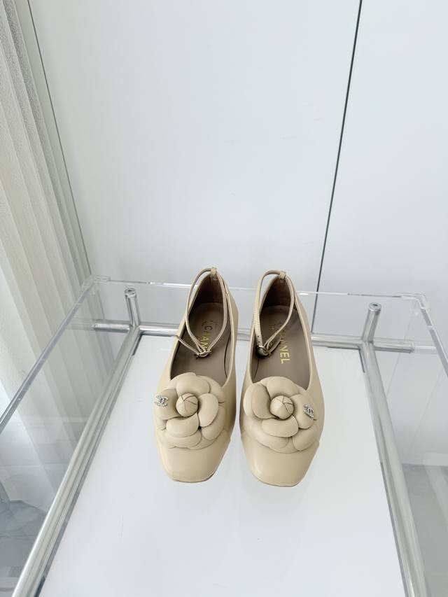 工厂P价 女装女鞋 运动原单小香2025秋季新品 ～～～小香高跟凉鞋！同原版1：1复制！非市场普通版本。 面料：羊皮 内里：羊皮 跟高：1Cm 码数：35-39
