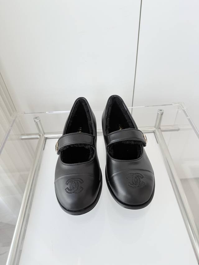 工厂P价 女装女鞋 运动原单小香2025秋季新品 ～～～小香高跟凉鞋！同原版1：1复制！非市场普通版本。 面料：牛皮 内里：羊毛里 跟高：1Cm 码数：35-3