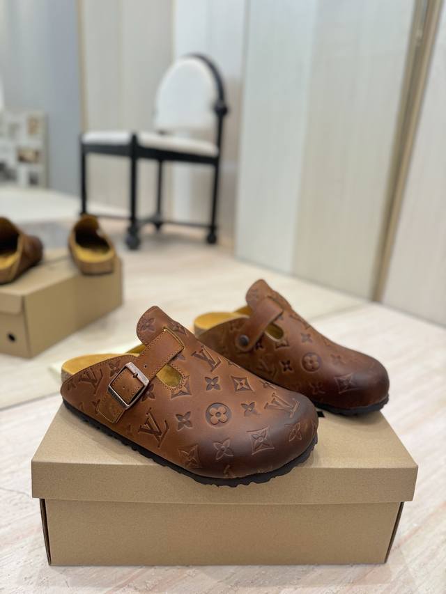 出厂价Pp： 女装女鞋 运动原单 顶级版本 Louis Vuitton × Birkenstock联名合作款Boston包头软底拖鞋Lv 勃肯穆勒拖鞋 万年经典