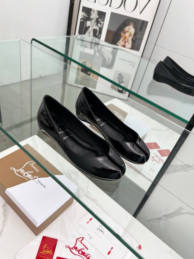 工厂P价 女装女鞋 运动原单 马吉拉&Cl联名款红底分趾平底单鞋 Maison Margiela 与 Christian Louboutin 推出首个联名鞋履系