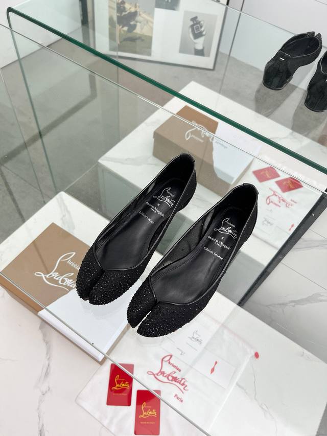 工厂P价 女装女鞋 运动原单 马吉拉&Cl联名款红底分趾平底单鞋 Maison Margiela 与 Christian Louboutin 推出首个联名鞋履系