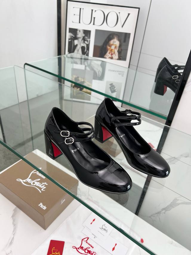 工厂P价 女装女鞋 运动原单 Christianlouboutin 路铂廷 Cl红底鞋 2630 春夏系列新品登场，创意大胆的鞋履设计尽显前卫态度，焕新都市造型